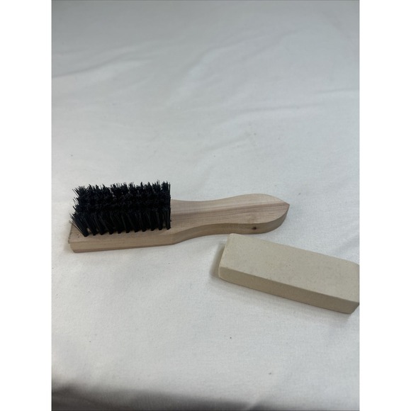 The Walking Company Cleaning Kit For Suede and Nubuc Shoes Bar and Brush In Box - Picture 3 of 4